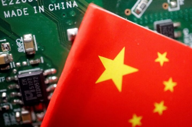 반도체 칩이 있는 인쇄 회로 기판에 보이는 Made in China 표지판 옆에 중국 국기가 표시되어 있다. 사진=로이터