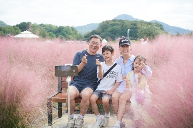 양주시 천일홍 축제 방문 가족들이 기념 촬영을 하고 있다. 사진=양주시 