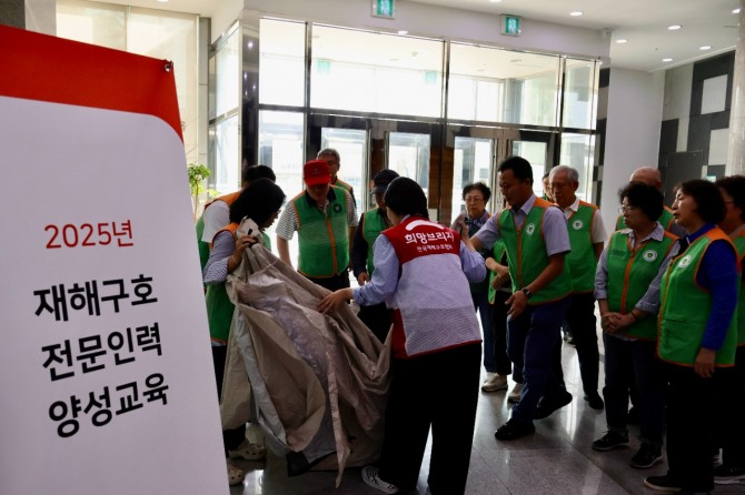 김포시 자율방재단 단원들이 ‘재해구호 전문인력 양성교육’에서 이재민 대피소 설치 방법을 실습하고 있다. 사진=희망브리지