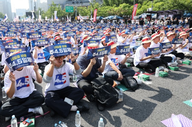 금융노조 조합원들이 26일 오전 서울 종로구 광화문역 인근에서 열린 9.26 총파업 결단식에서 구호를 외치고 있다. 사진=뉴시스