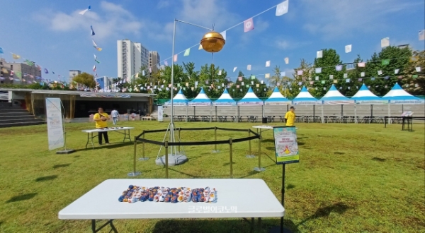 '명랑 운동회'란 이름에 걸맞게 운동회의 백미 '박 터뜨리기' 공간이 마련됐다. 사진=이원용 기자