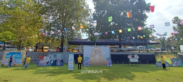 야외 공간에 설치된 다양한 포토존들. 사진=이원용 기자