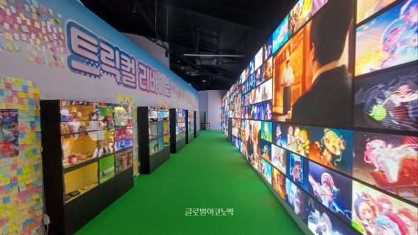 실내 공간 초입의 '재개봉관'에선 다양한 트릭컬 리바이브 영상과 소품들을 만나볼 수 있다. 사진=이원용 기자
