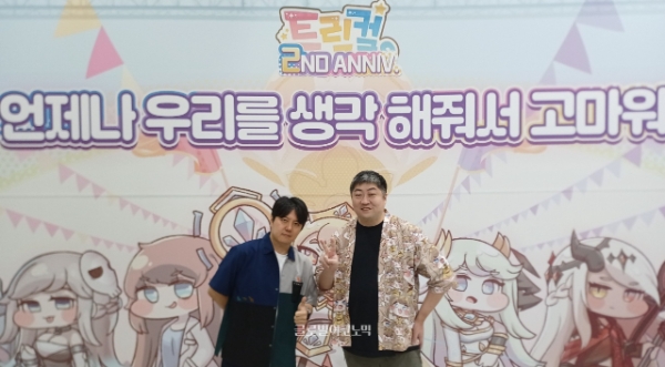 '트릭컬 리바이브' 2주년 기념 행사 '명랑 운동회' 포토존에서 개발사 에피드게임즈의 한정현 대표(오른쪽)와 심정선 부대표가 기념 촬영을 하고 있다. 사진=이원용 기자