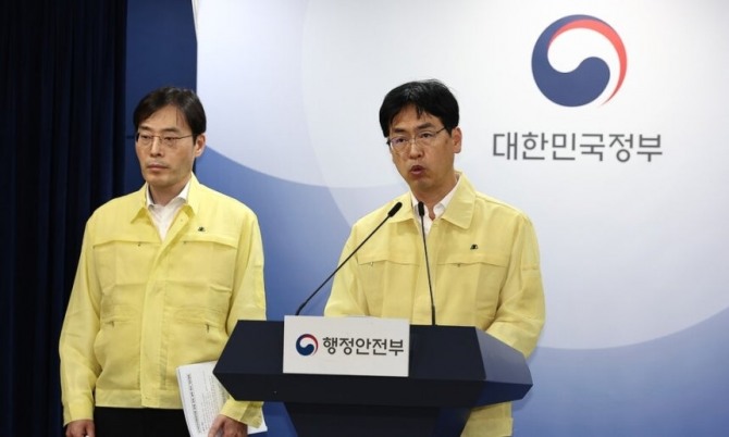 김민재 행정안전부 차관(오른쪽)이 27일 오전 서울 종로구 정부서울청사 브리핑실에서 열린 '국가정보자원관리원 정부 서비스 장애 관련 브리핑'에서 발언하고 있다. 사진=연합뉴스