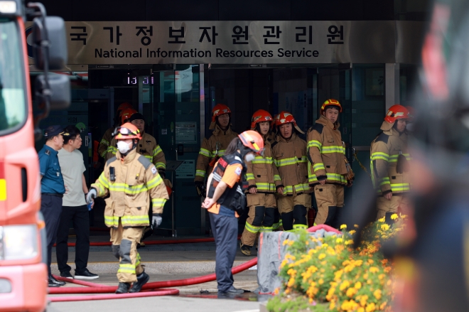27일 대전 유성구 국가정보자원관리원(국정자원)에서 소방대원이 불에 탄 배터리를 살피고 있다. 사진=연합뉴스 