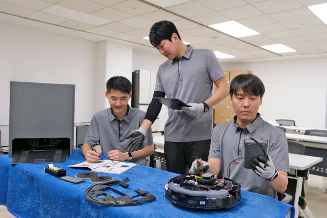 삼성전자서비스 엔지니어들이 기술자격 평가에 대비해 제품 분해 실습을 하는 모습. 사진=삼성전자서비스