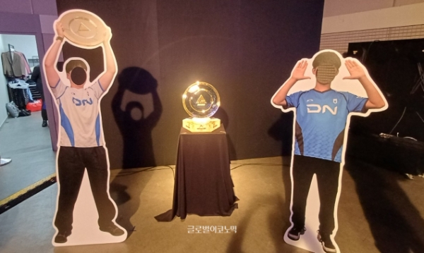 EWC 2025 '철권' 트로피와 함께 사진을 찍을 수 있는 포토존이 마련됐다. 사진=이원용 기자
