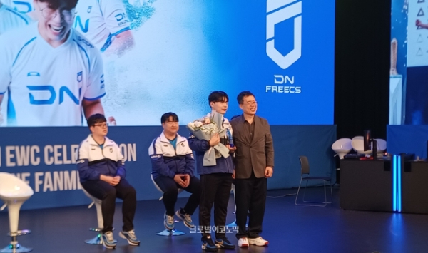 서수길 대표(맨 오른쪽)가 울산 선수(왼쪽에서 세 번째)와 기념 촬영을 하고 있다. 사진=이원용 기자