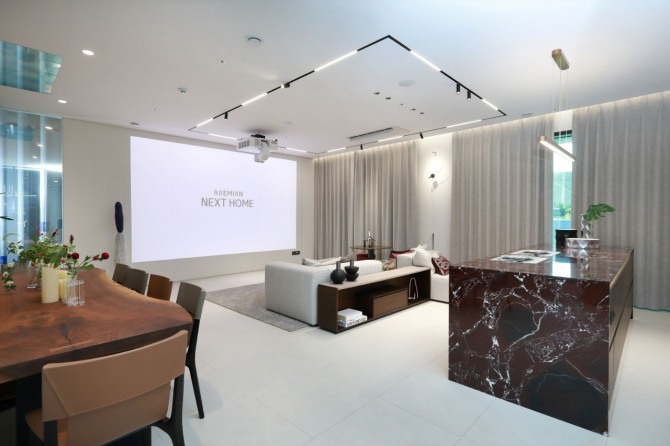 삼성물산 건설부문은 경기도 용인시 기흥구 동백지구에 차세대 주거 기술 넥스트 홈(Next Home)을 실제 모습으로 구현한 테스트 베드(Test Bed·실증 공간)를 완성했다고 29일 밝혔다. 사진은 넥스트 홈 테스트 베드의 거실. 이 거실은 넥스트 라멘으로 확장한 통합형 구조로 건설됐다. 사진=삼성물산 건설부문