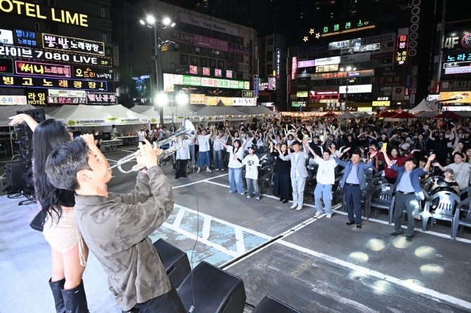 지난 27일 이민근 안산시장(맨 앞줄 가운데)이 중앙동 공영주차장에서 열린‘제5회 안산시 청년의 날 축제’에서 청년들과 어울려 '인디페스타'공연을 관람하고 있다. 사진=안산시