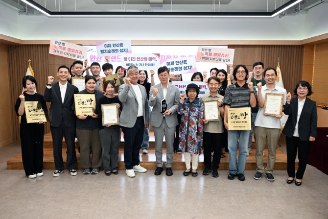 지난 26일 이민근 안산시장이 시청 제1회의실에서 안산 브랜드 빵‘노적봉 별빛츄리’판매 지정업소 현판 전달식을 진행하고 함께 기념촬영을 하고 있다. 사진=안산시