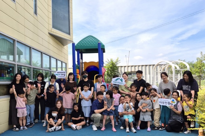우미희망재단은 장애아동의 안전하고 건강한 교육환경 조성을 위해 장애아 전문 어린이집을 대상으로 공간복지 지원사업 ‘2025년 리빙인하모니’를 실시했다고 29일 밝혔다. 구미 하늘어린이집 원아와 교사가 리빙인하모니를 통해 개선된 외부놀이공간에 모여 기념촬영을 하는 모습. 사진=우미희망재단