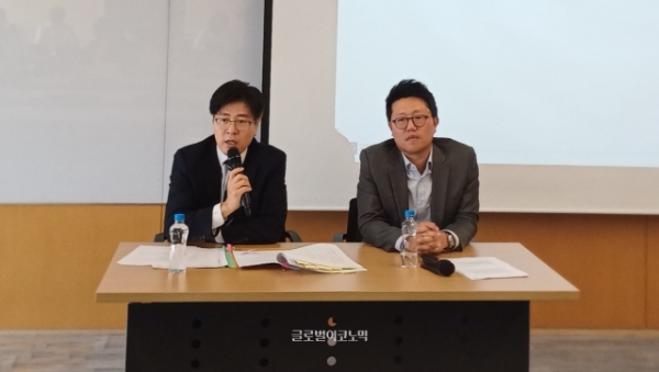 법무법인 율촌 게임팀장을 맡고 있는 황정훈 변호사(왼쪽)가 게임법 개정안의 의의에 대해 설명하고 있다. 사진=이원용 기자