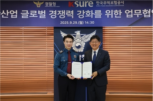 장진욱 한국무역보험공사 중소중견사업본부 부사장(右)이 29일 서울 서대문구 경찰청에서 도준수 미래치안정책국장(左)과 업무협약을 체결한 후 기념촬영을 하고 있다. 사진=한국무역보험공사