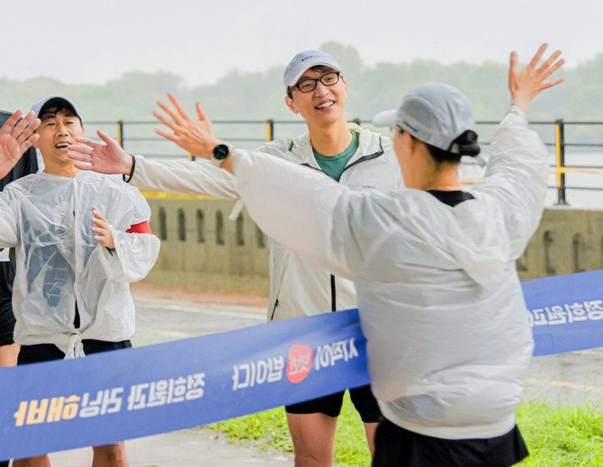 CJ제일제당이 지난 28일 서울 한강 망원지구에서 진행한 ‘햇반 저속라이프 슬로우 러닝’ 행사에서 참가자들이 함께 달리며 완주를 축하하고 있다. 사진=CJ제일제당
