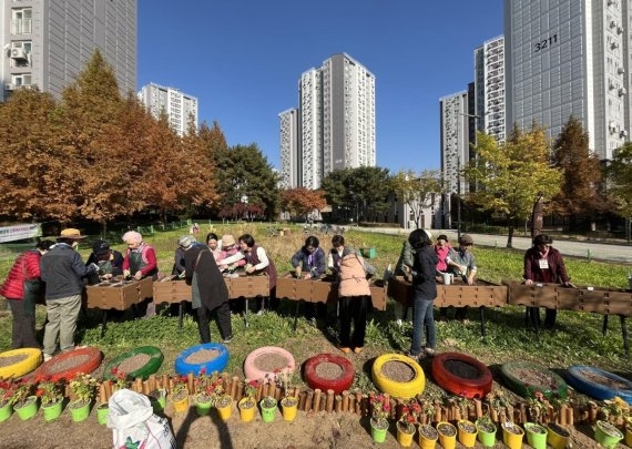 LH 임대단지 어르신들이 산림치유 프로그램에 참여하고 있다. 사진=LH 