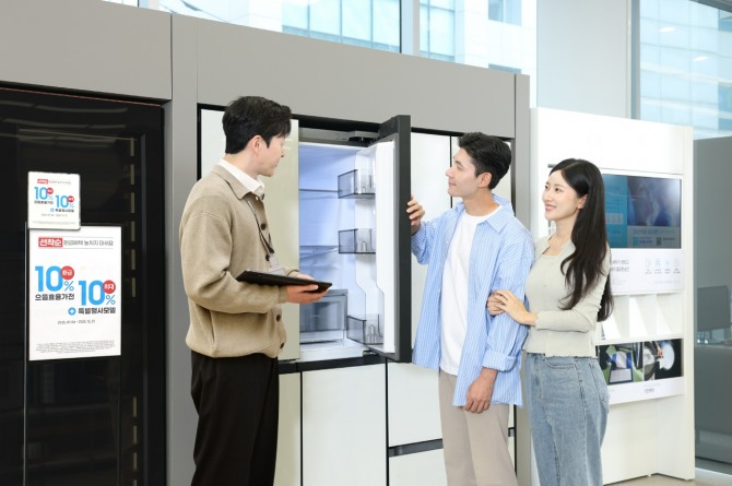 고객들이 삼성전자의 으뜸 효율가전을 살펴보고 있다. 사진=삼성전자