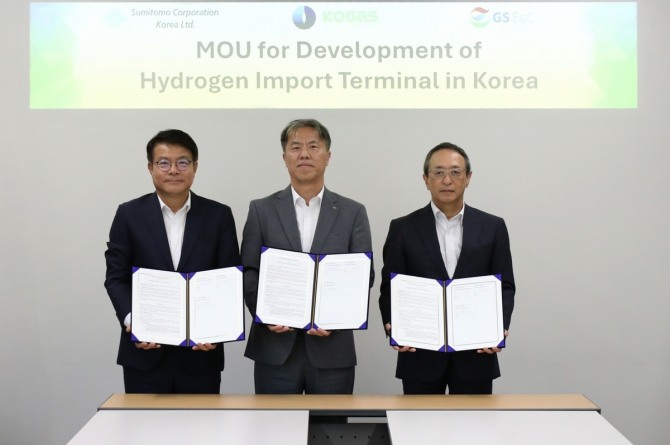 오권택 한국가스공사 수소신산업단장이 29일 김동욱 GS건설 플랜트사업본부 부사장, 오하시 다이스케(Ohashi Daisuke) 한국스미토모상사 사장과 액화수소 인수기지 핵심 기술 개발을 우한 업무협약을 체결하고 기념촬영을 하고 있다. 사진=한국가스공사