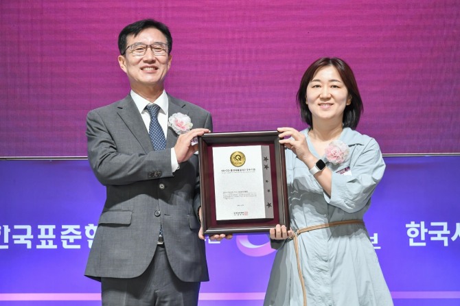 카카오뱅크 유지영 고객서비스본부장(오른쪽)과 문동민 한국표준협회장(왼쪽)이 지난 22일 서울 송파구에서 열린 '2025년 콜센터품질지수(KS-CQI)' 우수기업 인증서 수여식에서 기념 촬영을 하고 있다. 사진=카카오뱅크