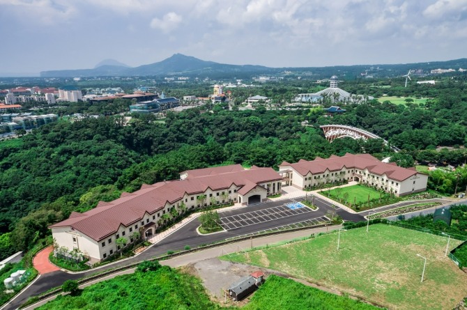 제주부영청소년수련원은 다음달 1일부터 2026년도 학교단체 수학여행, 수련활동 및 캠프 등을 위한 시설이용 희망 단체의 사전 예약을 시작한다고 30일 밝혔다.  제주특별자치도 서귀포시 중문동 제주부영청소년수련원. 사진=부영그룹