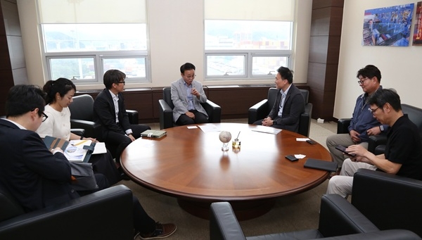30일 방문한 부산신항국제터미널에서 박성호(오른쪽에서 네 번째) 부산진해경제자유구역청장이 사일러스 팡 이타(오른쪽에서 세 번째) 터미널 대표 및 관계자들과 면담을 하고 있다. 사진=부산진해경제자유구역청