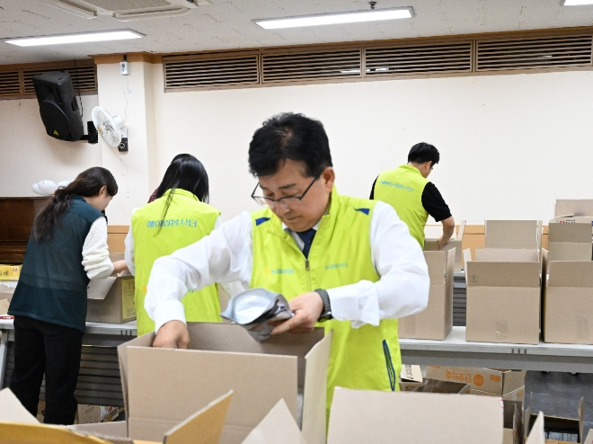 송춘수 NH농협손해보험 대표이사가 지난달 29일 서울 서대문종합사회복지관에서 명절음식 꾸러미를 포장하고 있다. 사진=농협손보