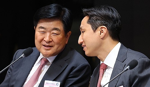 권오갑 HD현대 회장(왼쪽)과 정기선 HD현대 수석 부회장. 사진=연합뉴스