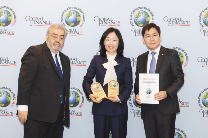  지난 30일 독일 프랑크푸르트에서 열린 ‘Transaction Banking Awards Ceremony 2025’ 시상식에서(오른쪽부터) 김형일 IBK기업은행 전무이사, 서경란 IBK기업은행 경제연구소장, 안드레아 피아노(Andrea Fiano) 글로벌파이낸스 편집장이 기념촬영을 하고 있는 모습 사진=IBK기업은행