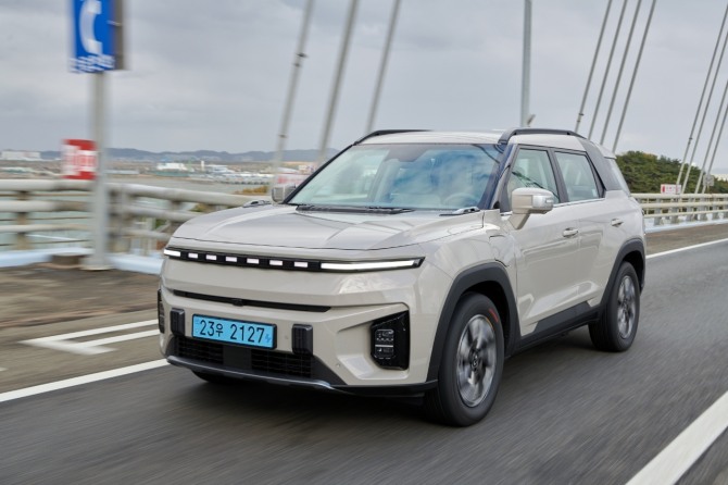 토레스 EVX가 도로 위를 달리고 있다. 사진=KG모빌리티