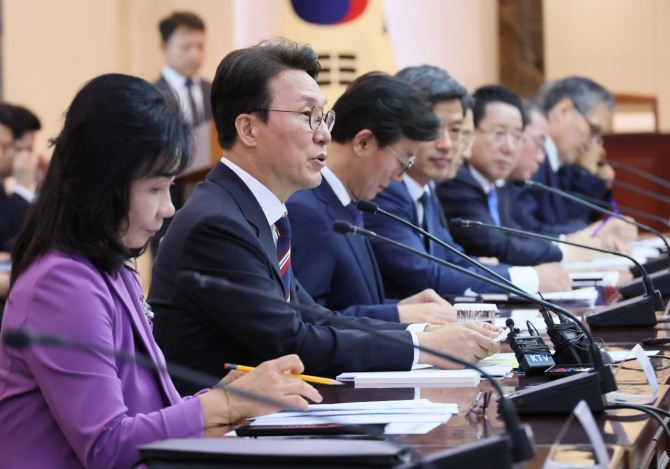 김민석 국무총리가 1일 서울 종로구 정부서울청사에서 열린 제1차 국가기간 전력망 확충위원회에서 발언하고 있다.   사진=연합뉴스