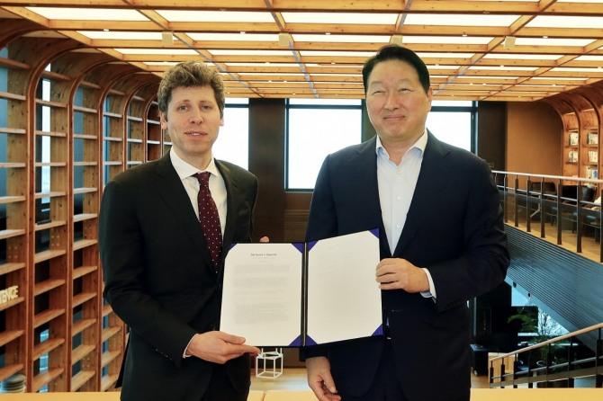 샘 올트먼 오픈AI CEO와 최태원 SK그룹 회장(오른쪽)  사진=SK그룹