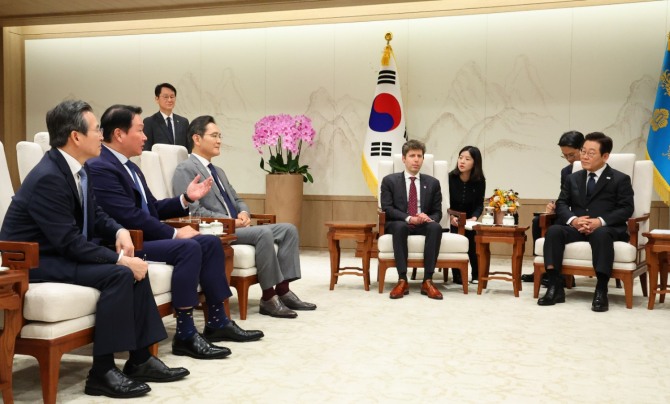 1일 용산 대통령실에서 열린 이재명 대통령과 오픈AI 샘 올트먼 대표의 접견에 참석한 최태원 SK그룹 회장이 발언하고 있다.  사진=연합뉴스