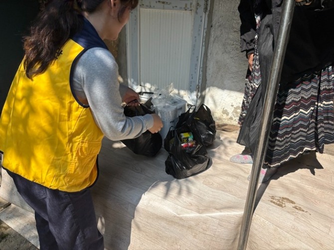 한국교통안전공단(이하 TS)은 추석 명절을 맞아 김천 전통시장에서 지역경제 활성화와 취약계층 지원을 위한 ‘전통시장 장보기 및 배달봉사’를 실시했다. 사진=TS