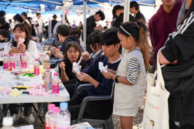 지난 2024년 제9회 시흥시 청소년동아리축제에서 아이들이 체험 프로그램에 참여하고 있다. 자료사진=시흥시