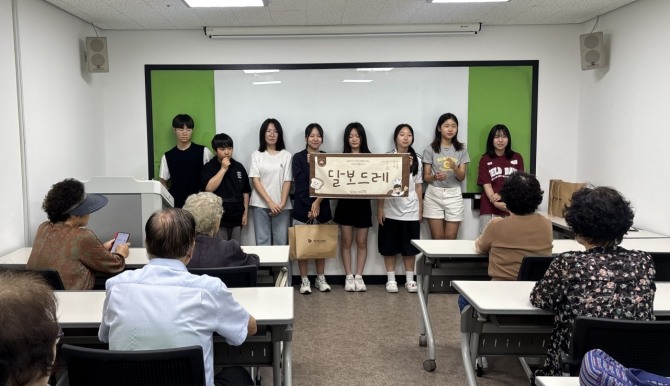 지난 7월 제과제빵 동아리‘달보드레’가 어르신들에게 손수 만든 마들렌을 전달했다. 사진=시흥시