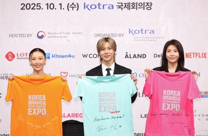 (왼쪽부터) 마마무 화사, 샤이니 태민, 배우 하지원이 1일 서울 서초구 염곡동 코트라 본사 국제회의장에서 ‘2025 뉴욕 한류박람회 홍보대사 위촉식'을 했다. 사진=코트라