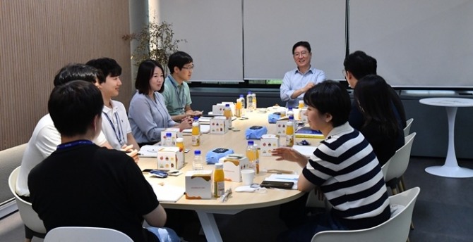 성창훈 조폐공사 사장(뒤쪽 가운데)이 타운 홀 미팅에 참석해 직원들과 의견을 나누고 있다. 사진=조폐공사