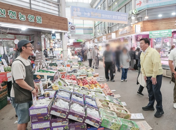 2일 임병택 시흥시장은 삼미시장을 찾아 상인과 인사를 나누고 았다. 사진= 시흥시