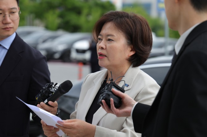 조국혁신당 정춘생 의원이 19일 오후 경기도 의정부시 금오동 경기북부경찰청에서 기자회견을 열고 윤석열 전 대통령 처가가 운영하는 남양주 요양원 노인학대 피소 사건에 대해 발언하고 있다. 사진=연합뉴스