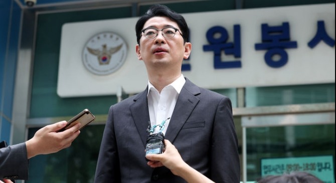 주진우 국민의힘 의원이 지난 8일 오전 서울 종로구 서울경찰청 민원실 앞에서 '조국혁신당 당직자(성명불상) 및 최강욱 민주연구원장' 등에 대해 성폭력방지법 위반 등으로 고발한 후 발언을 하고 있다. 사진=뉴시스
