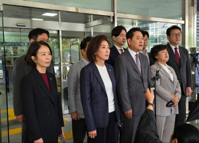 장동혁 국민의힘 대표와 의원들이 3일 서울 영등포구 영등포경찰서에서 이진숙 전 방통위원장 체포에 대한 항의방문을 마친 뒤 입장 발표를 하고 있다. 사진=뉴시스 독자 제공