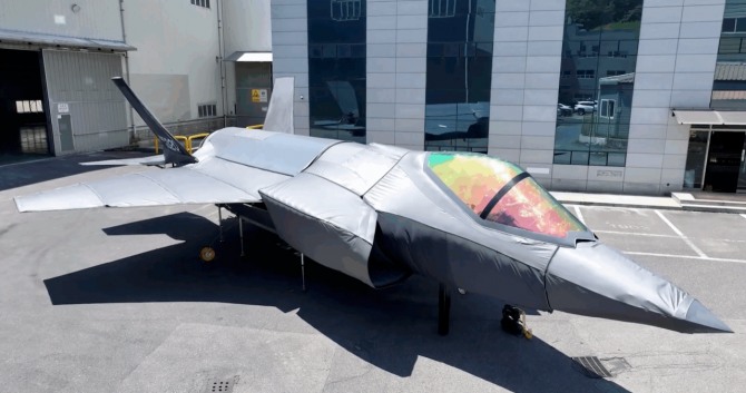 씨울프마린이 공개한 F-35 스텔스 전투기 공기주입식 미끼기. 실제 전투기와 동일한 크기는 물론, 열과 전자파까지 방출해 적의 첨단 감시망을 완벽하게 기만할 수 있다. 우크라이나 전쟁을 계기로 군사 기만체계의 중요성이 부각되면서 관련 시장은 10년 내 2조 6000억 원 규모로 성장할 전망이다. 사진=씨울프마린