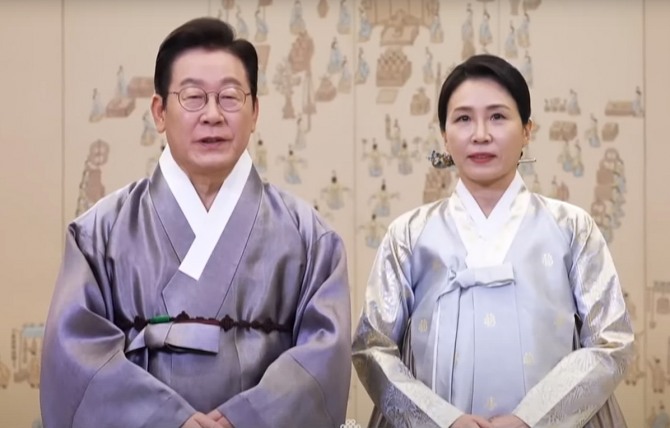 추석 영상 메시지 전하는 이재명 대통령과 김혜경 여사 사진=KTV 캡쳐