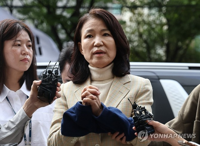 서울남부지법 김동현 부장판사는 4일 이진숙 전 방송통신위원장이 청구한 체포적부심사 청구를 받아들여 인용 결정을 내렸다. 이진숙 전 위원장이 이날 오후 체포적부심사를 받기 위해 서울남부지법으로 들어서며 기자들이 질문에 답하는 모습. 사진=연합뉴스