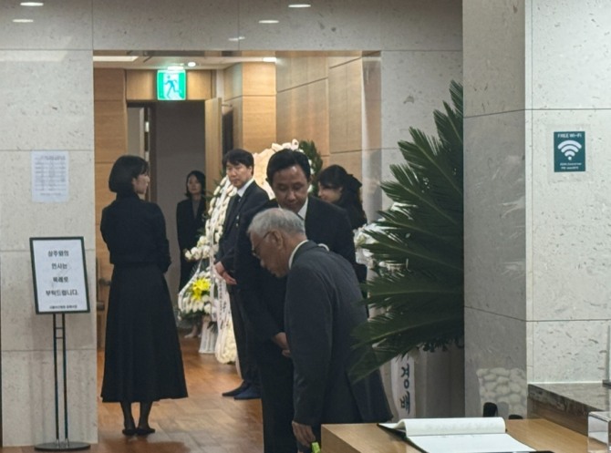 최윤범 고려아연 회장이 7일 고(故) 최창걸 명예회장의 빈소가 마련된 서울 송파 서울아산병원 장례식장을 찾은 장형진 영풍 고문을 배웅하고 있다. 사진=김정희 기자