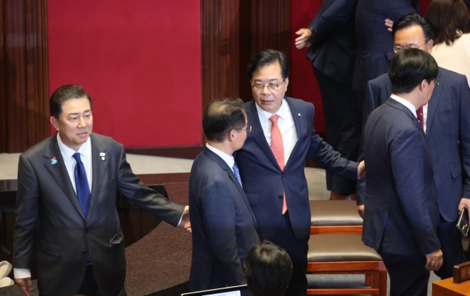 25일 서울 여의도 국회 본회의에서 신속처리안건 지정동의의 건에 대한 투표 개표가 진행되고 있는 가운데 투표수가 명패수보다 한 매 더 많이 나온 것과 관련 더불어민주당 김병기 원내대표, 허영 원내정책수석부대표, 국민의힘 송언석 원내대표, 유상범 원내수석부대표가 우원식 국회의장과 국회법에 대해 이야기한 후 자리로 돌아가고 있다. 사진=연합뉴스