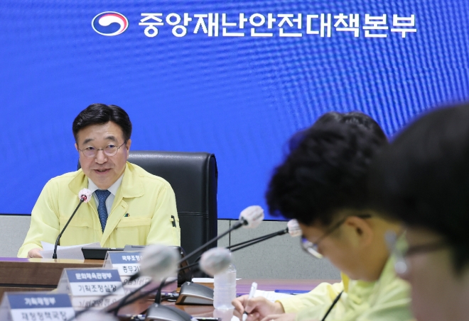 윤호중 행정안전부 장관이 9일 서울 종로구 정부서울청사 상황센터에서 국가정보자원관리원 행정정보시스템 화재 관련 중앙재난안전대책본부 10차 회의를 주재하며 발언하고 있다. 사진=연합뉴스 