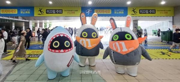 경기도 일산 킨텍스에서 '호요랜드2025'가 10월 9일부터 12일까지 열렸다. 제2전시장 후면광장으로 나가는 출입구에 호요버스 게임 '젠레스 존 제로(ZZZ)'의 마스코트 '방부'들이 모여있다. 사진=이원용 기자