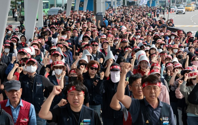 2일 인천국제공항 제1여객터미널에서 열린 민주노총 공공운수노조 인천공항지역지부 전면파업 2일차 총파업 결의대회에서 참석자들이 구호를 외치고 있다. 사진=연합뉴스
